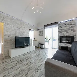 https://appartamento-la-strada-del-re.sicilyhotelsitaly.net